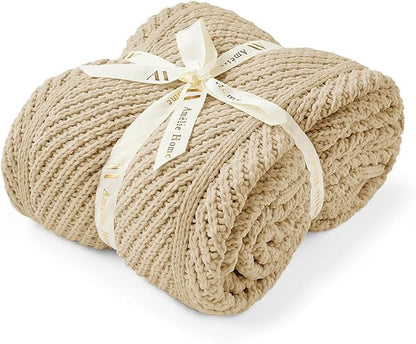 Amélie Home Chevron Chenille Knit Throw Blanket by Am%C3%A9lieHome