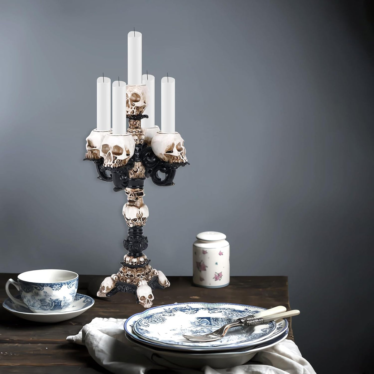 Skull Candle Holder for Halloween Decoration, Resin Gothic Skeleton Head Candlestick for Pillar Candle, Retro Spooky Desktop Tealight Cup for Christmas Home Office Party
