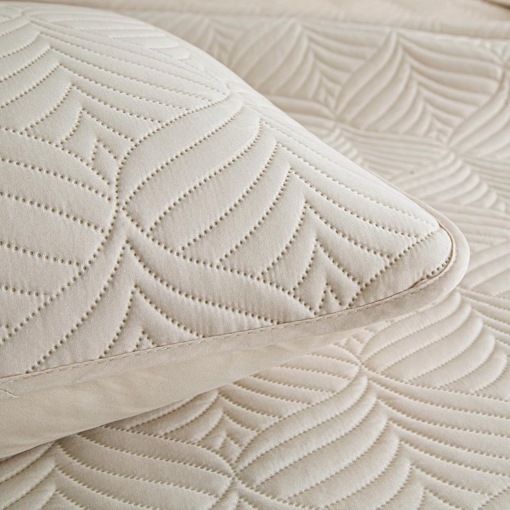 Whale Flotilla Extra Soft King Quilt Bedding Set, Lightweight Bedspreads