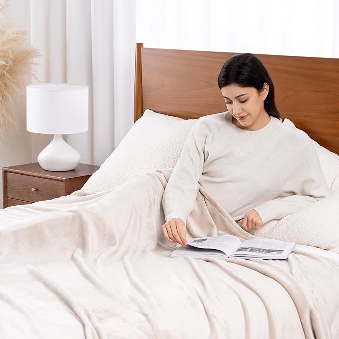Luxury Fleece Warm Blanket, Soft Lightweight Velvety Plush Blanket - Image 3