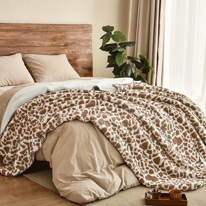 PHF Giraffe Print Sherpa Fleece Blanket Twin Size - Image 2