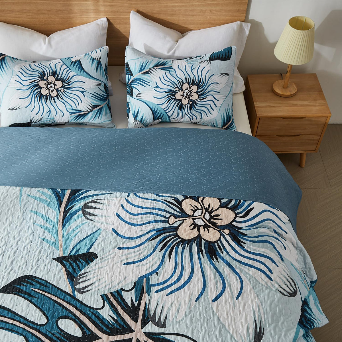 yogeneg queen quilt bedding set,white green botanical pattern, close-up detail