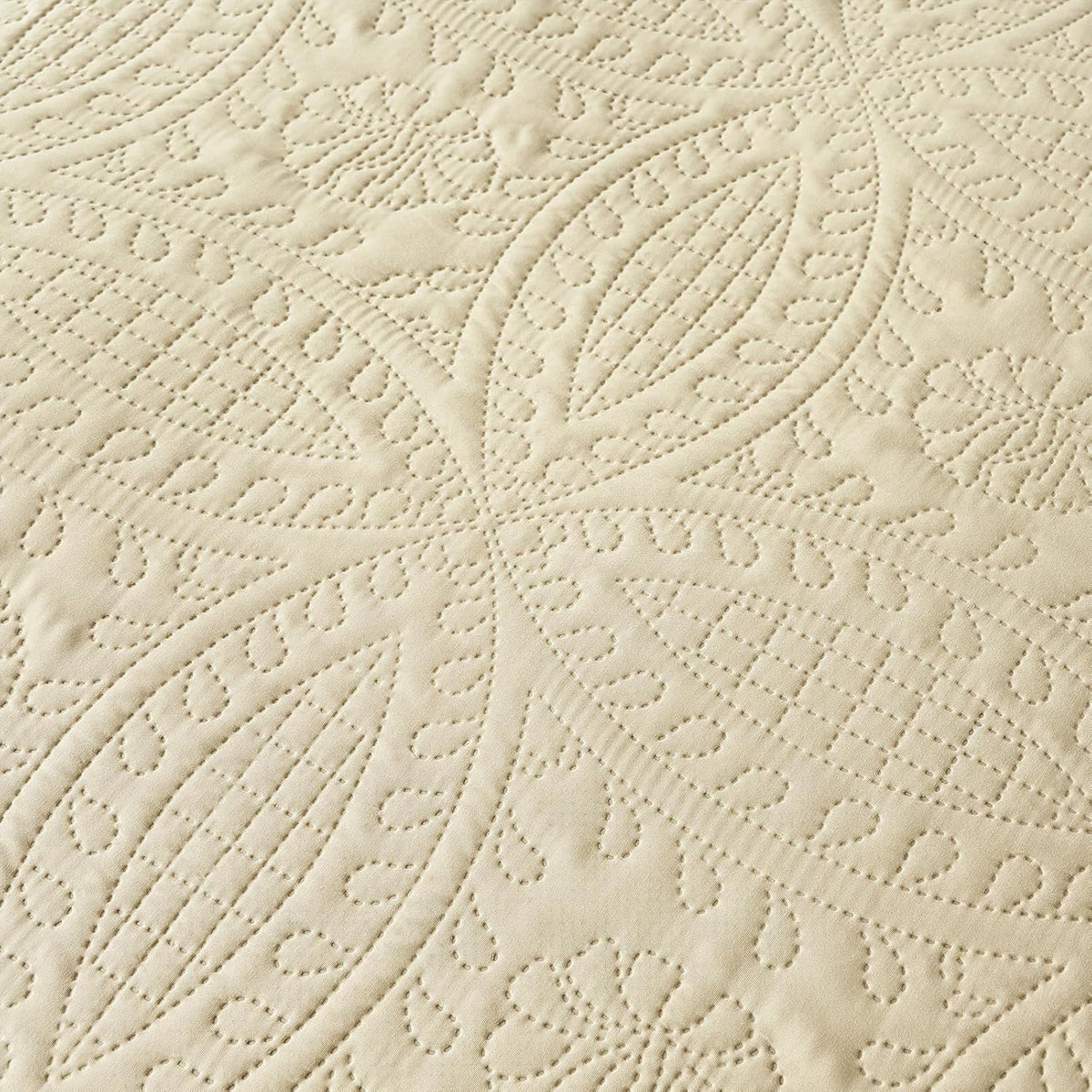 akkialla king quilt bedding set,beige ultrasonic king/cal king on a desk or shelf