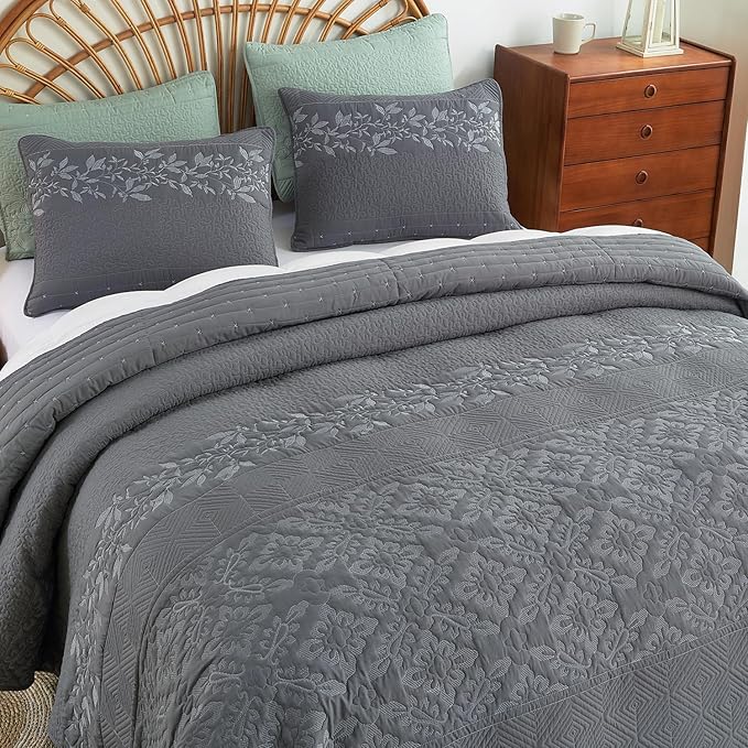 EVENHUG Floral Embroidered Quilt Set King Size 3 Piece Bedding Set Reversible by EVENHUG