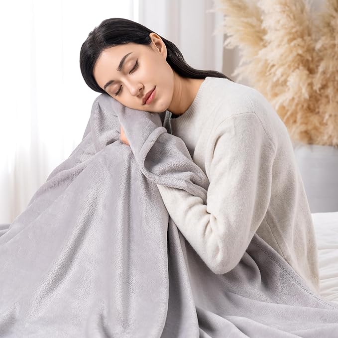 Luxury Fleece Warm Blanket, Soft Lightweight Velvety Plush Blanket - Image 3