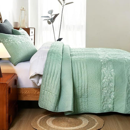 EVENHUG Floral Embroidered Quilt Set King Size 3 Piece Bedding Set Reversible by EVENHUG