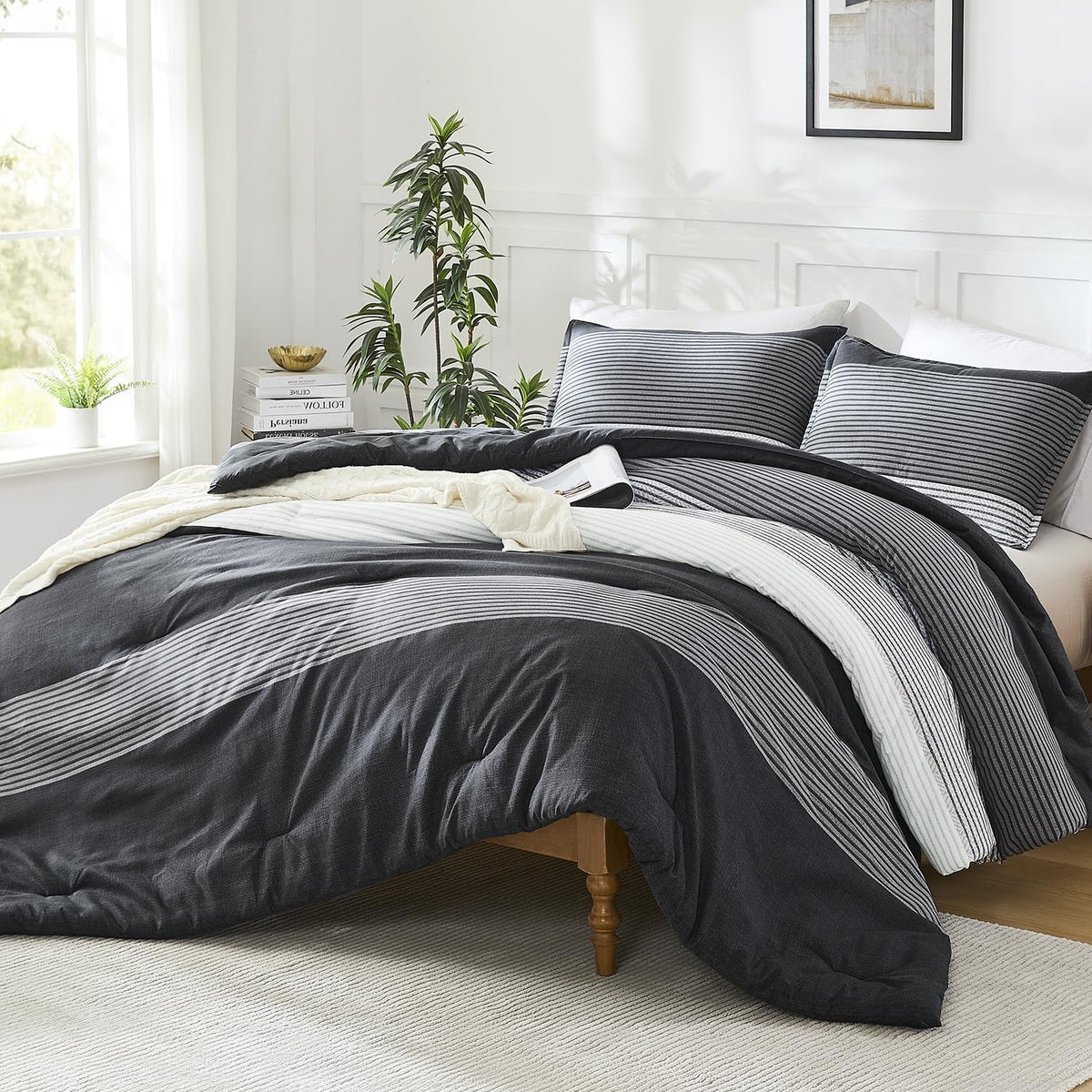 litanika full comforter set black - 3 pieces, close-up detail