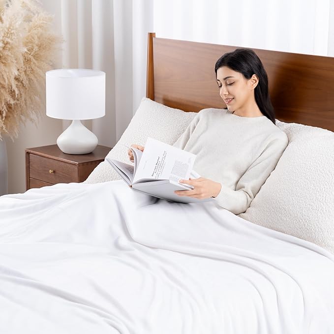 Luxury Fleece Warm Blanket, Soft Lightweight Velvety Plush Blanket - Image 4