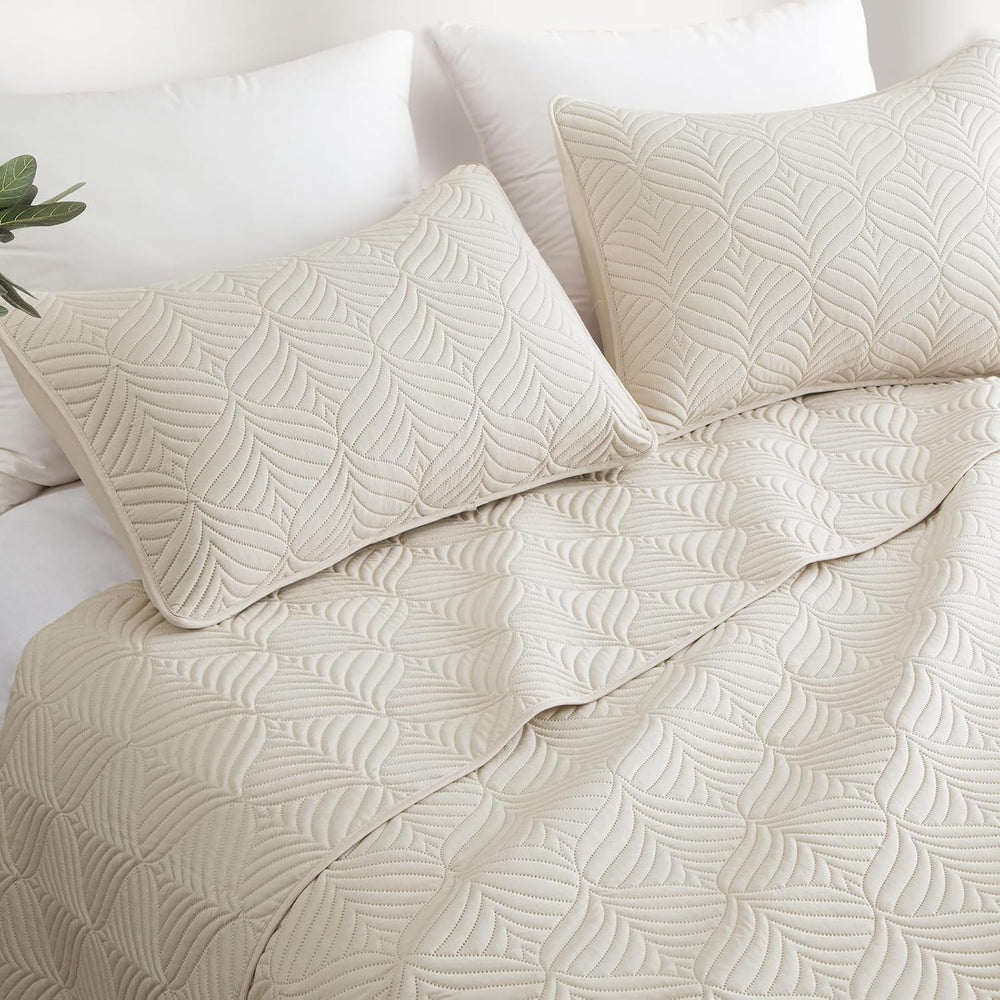 Whale Flotilla Extra Soft King Quilt Bedding Set, Lightweight Bedspreads