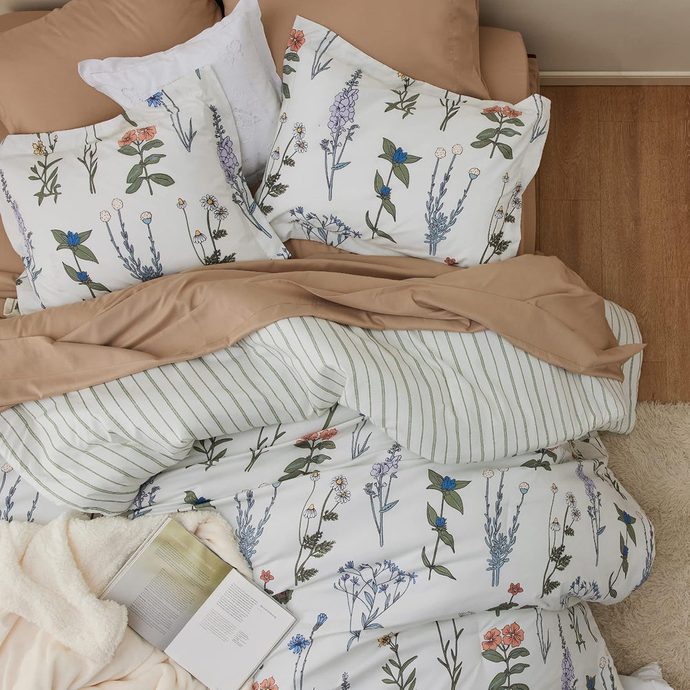 Bedsure Cute Comforter Full Size, White Soft ＆ Fluffy Floral Bedding 3 Pcs