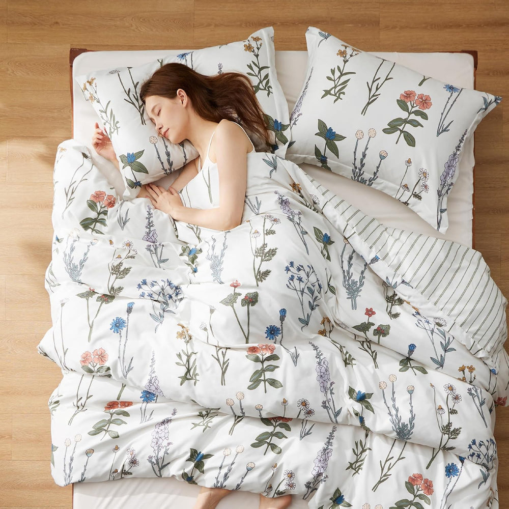 Bedsure Cute Comforter Full Size, White Soft ＆ Fluffy Floral Bedding 3 Pcs