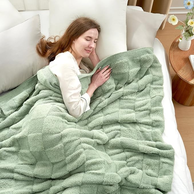 Snuggle Sac Faux Fur Checkered Blanket Twin Size by SnuggleSac